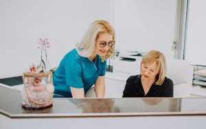 Zahnärztin Barbutova in Besprechung