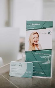 Flyer und Visitenkarte an der Empfangstheke in Zahnarztpraxis Barbutova